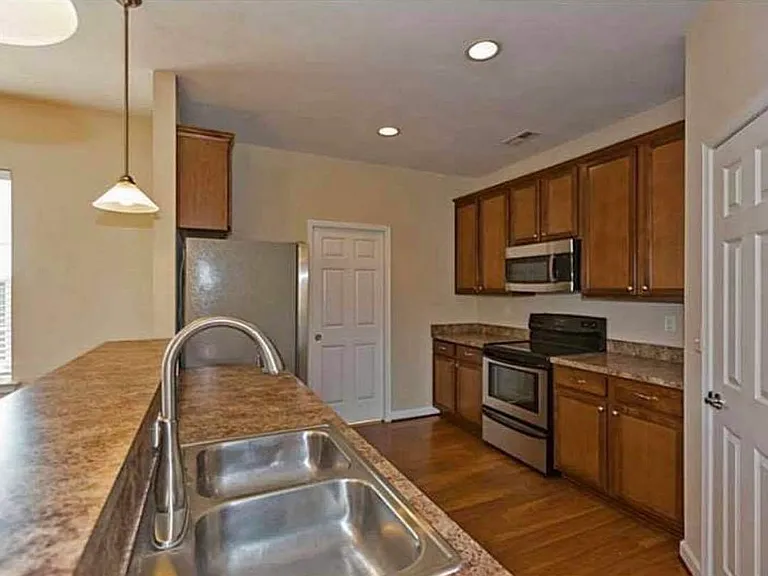 220 Segar St — Photo 5
