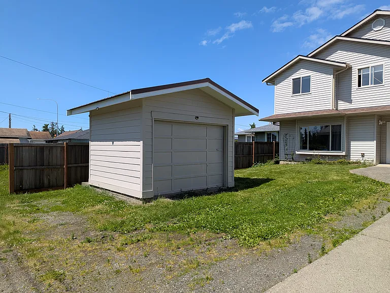353 E St #B — Photo 2