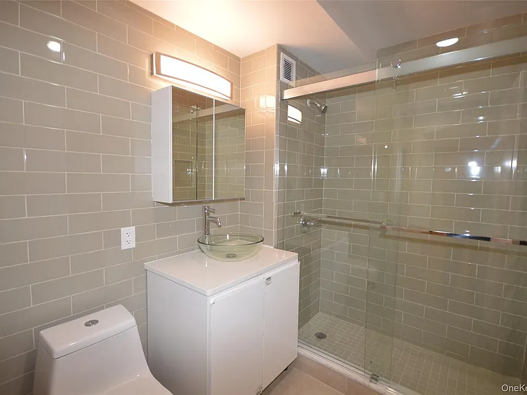 55 S Middle Neck Rd #4C — Photo 7