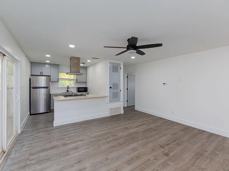 8405 Georgian Dr — Photo 5