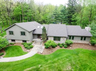 682 Garrison Ct, Delafield, WI 53018