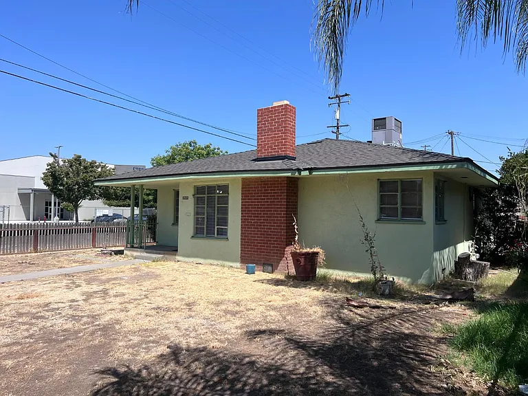 2905 E Lamona Ave — Photo 3
