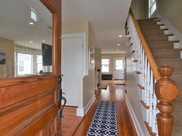 10 Gilroy St, Newport, RI 02840