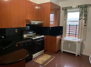8343 259th St, Glen Oaks, NY 11004
