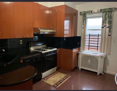 8343 259th St, Glen Oaks, NY, 11004