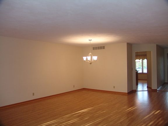 5th image of 1156 N Crest Dr