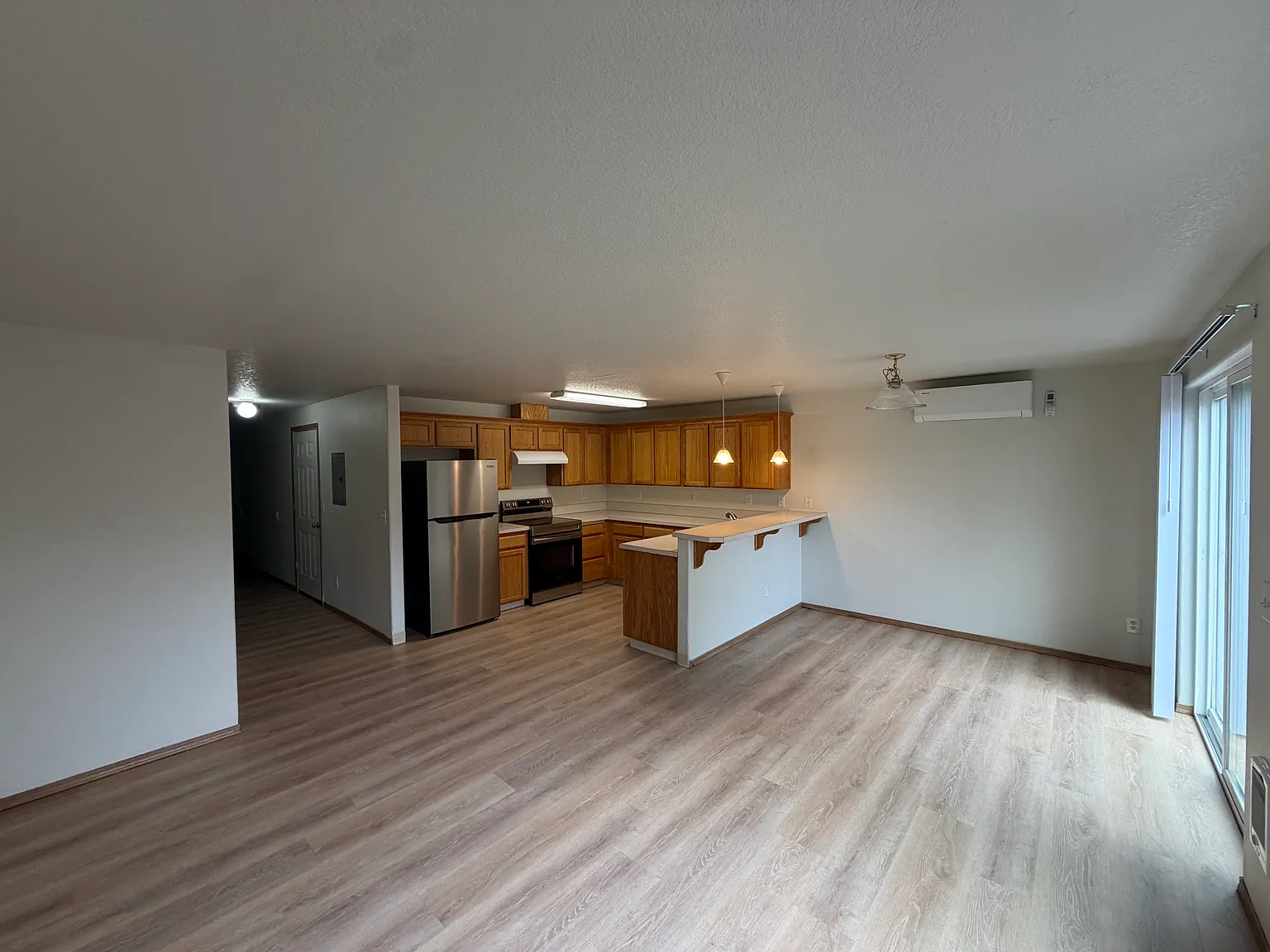 3 bed, 1.5 bath, 1376 sqft, $2,195 — Photo 2