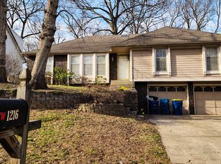 1216 Camelot Dr, Liberty, MO 64068