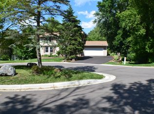 15350 Creekside Ct, Eden Prairie, MN 55346