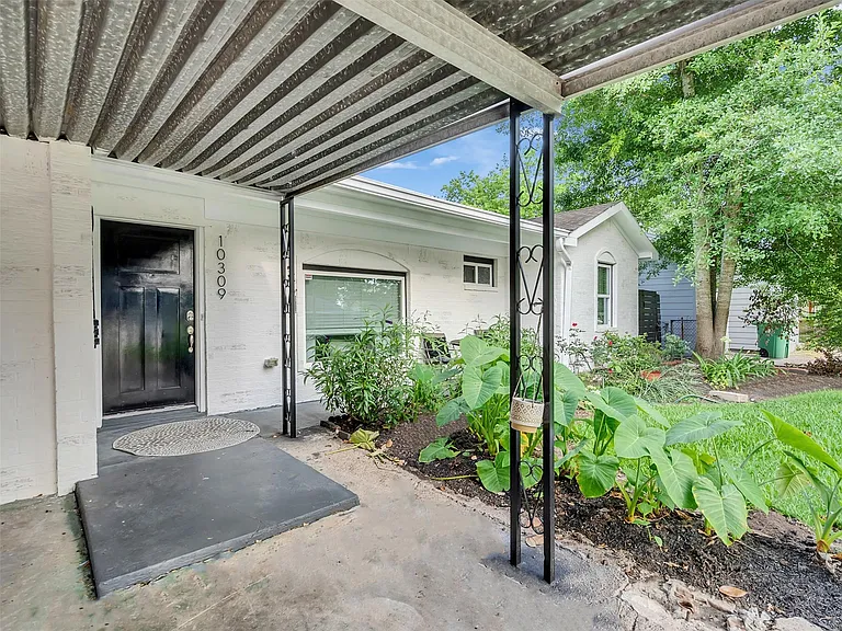 10309 Chesterfield Dr — Photo 2