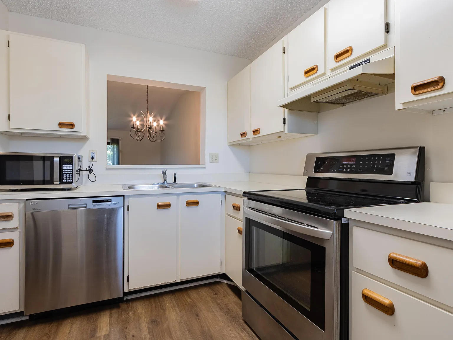 2 bed, 2.0 bath, 912 sqft, $2,000 — Photo 2