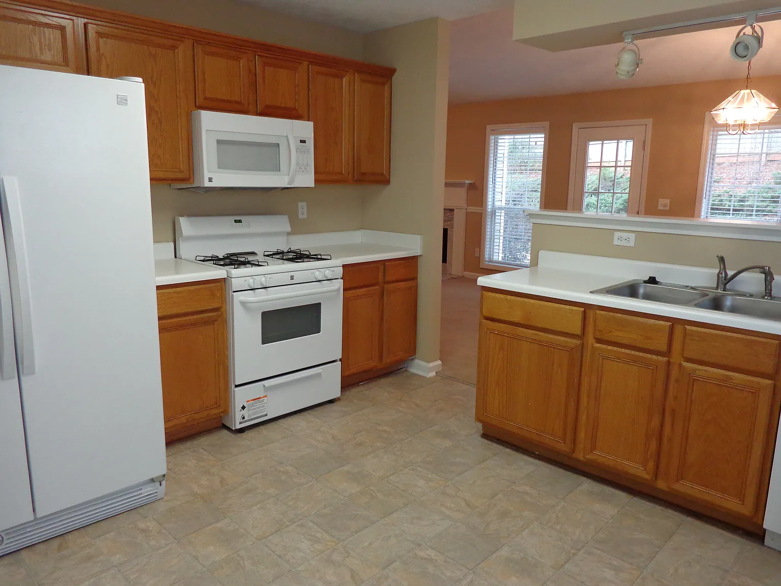 3 bed, 2.0 bath, 1587 sqft, $2,155 — Photo 2