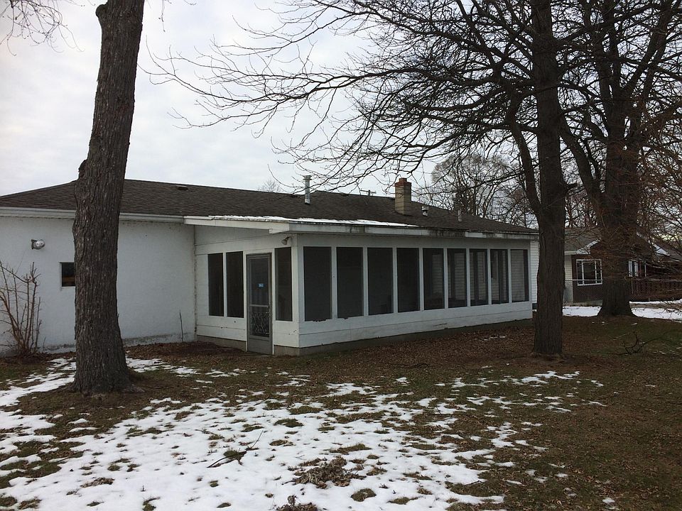 2nd image of 807 Elm St