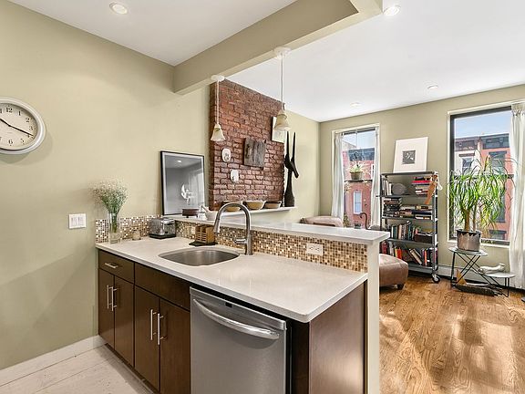4th image of 637 Halsey St #2