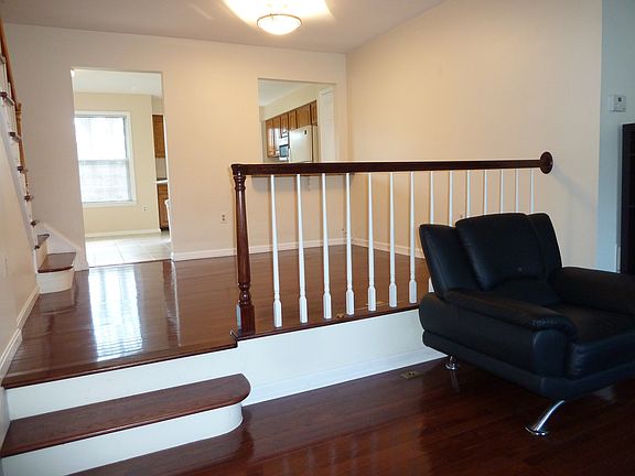 4th image of 5 Martins Square Ln