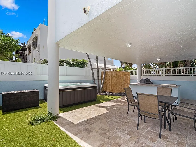 311 N Surf Rd — Photo 32