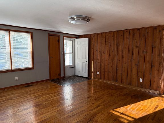 5th image of 909 Madison St