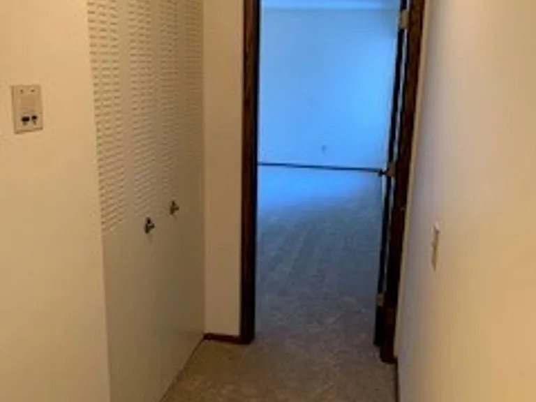 Xerxes Manor Apartments — Photo 6