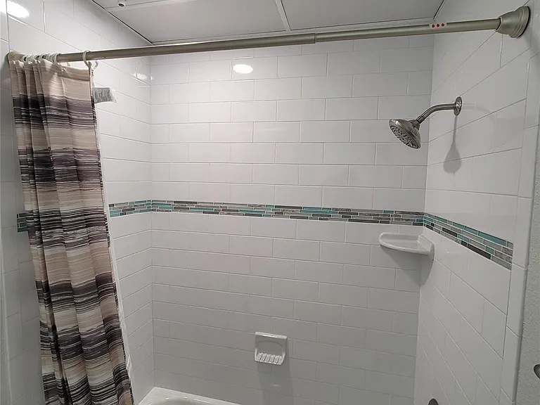 7055 N Holiday Dr — Photo 11