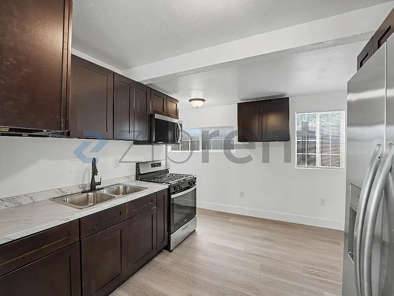 515 E 55th St — Photo 8