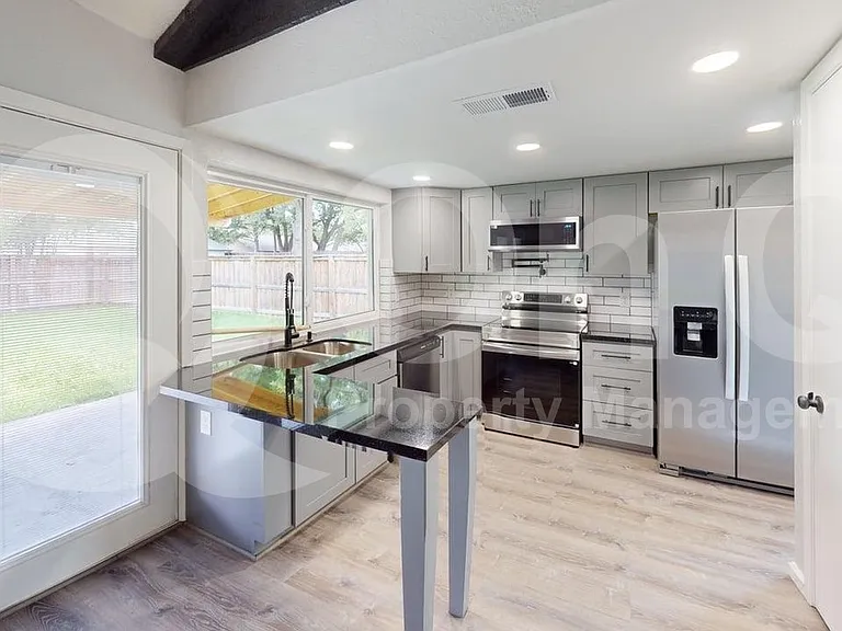 633 Stroud Ln — Photo 6