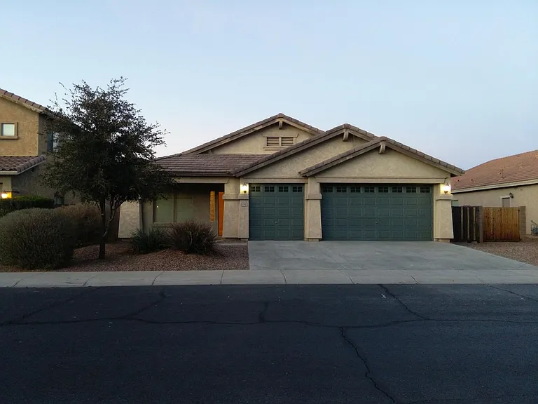 single story / open floor plan
43942 W Adobe Circle 
Cobblestone Farms Community