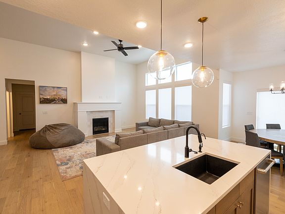 4th image of 293 N Pheasant Dr