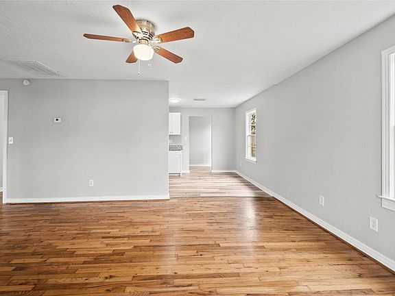 3rd image of 234 E Texas St
