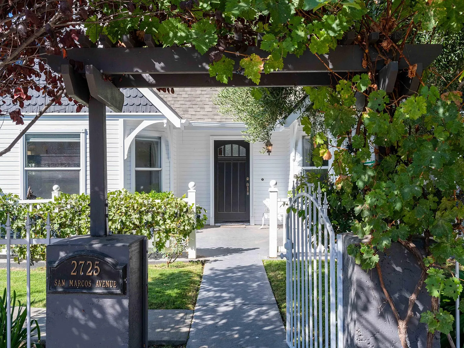 5 bed, 2885 sqft, $5,500 — Photo 2