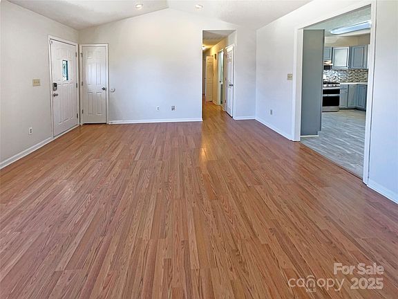 3rd image of 867 Meadow Hill Ct
