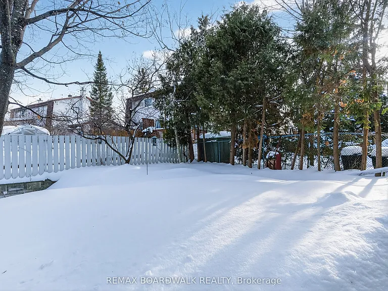 8 Oberon St — Photo 25