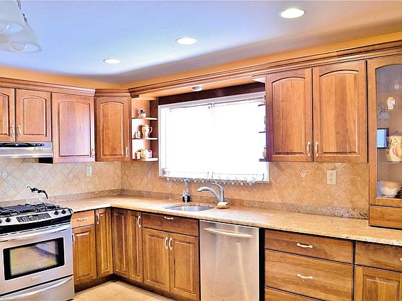3rd image of 160-48 80th St