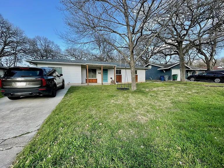 5027 Lansing Dr — Photo 2