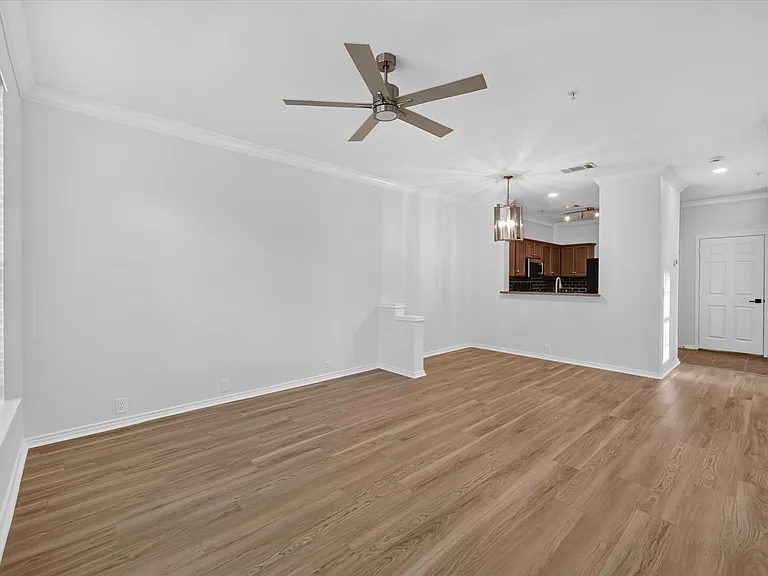 2201 Stoneleigh Pl — Photo 7