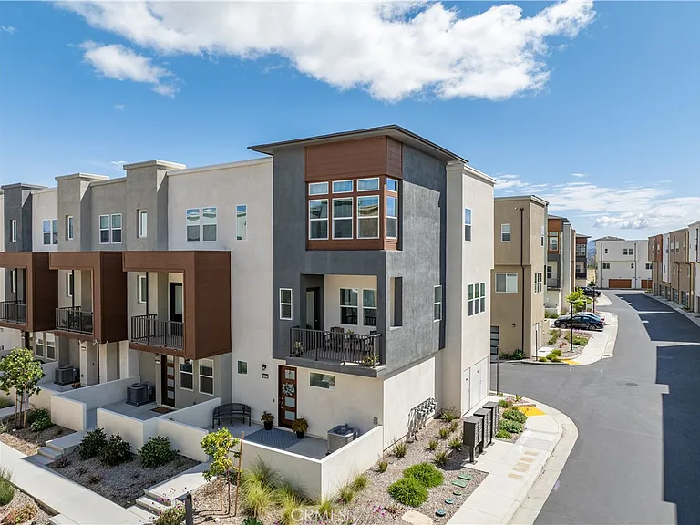 27005 Hummingbird Ln — Photo 1