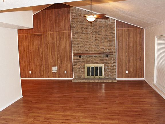 4th image of 1033 Alexandria Ave