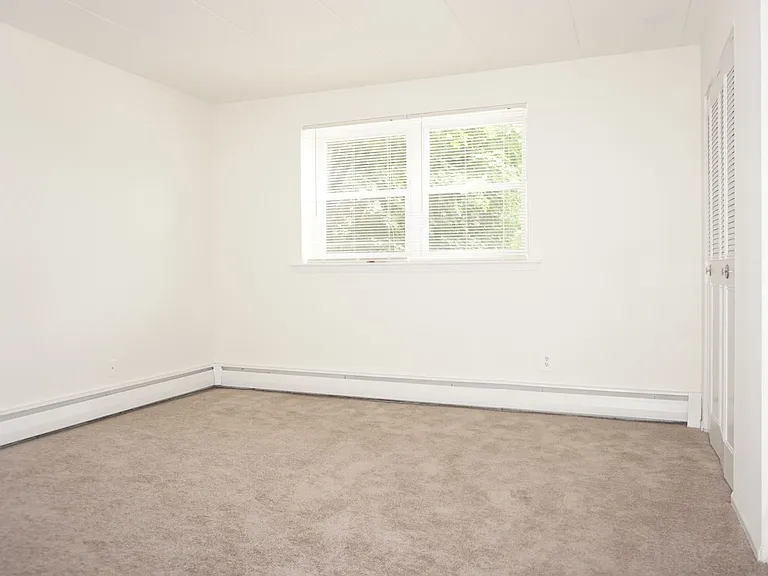 Ridgeway Court Apartments — Photo 8
