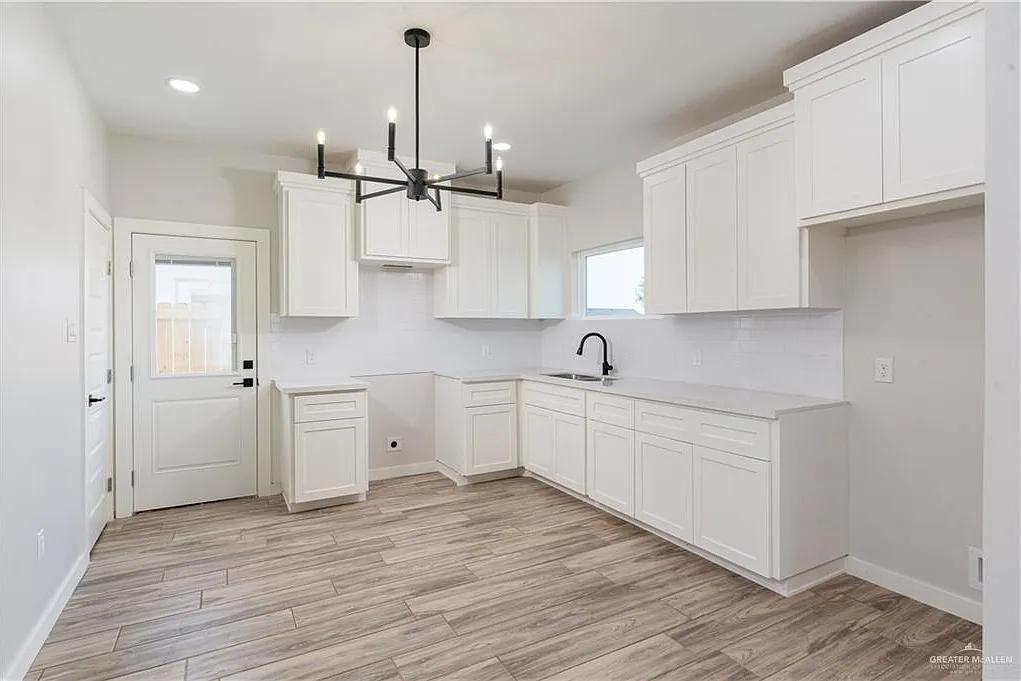 3 bed, 2.0 bath, 1001 sqft, $1,200 — Photo 2