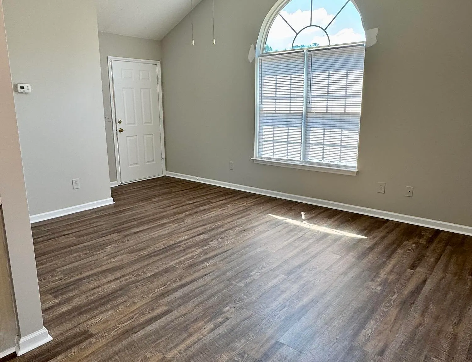 1 bed, 1.0 bath, $825 — Photo 2