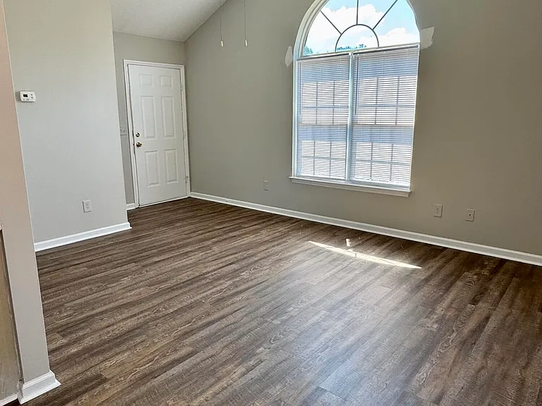 1251 Westpointe Dr #5 — Photo 2