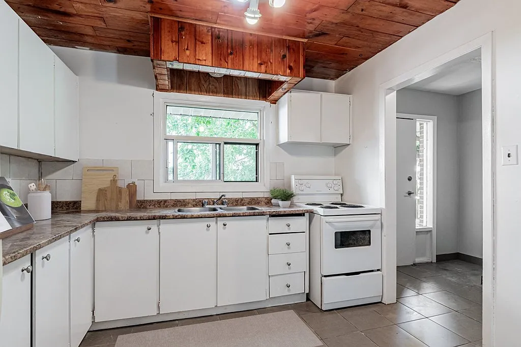 1100 Hilliard Street — Photo 3