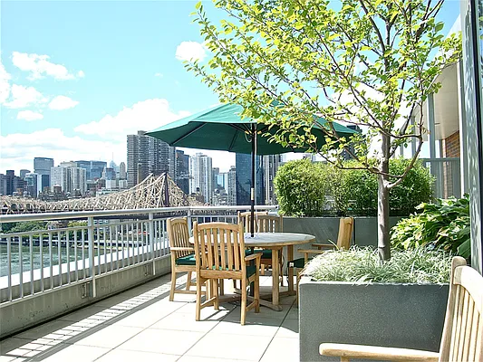 Sold by Sotheby's International Realty | media 4
