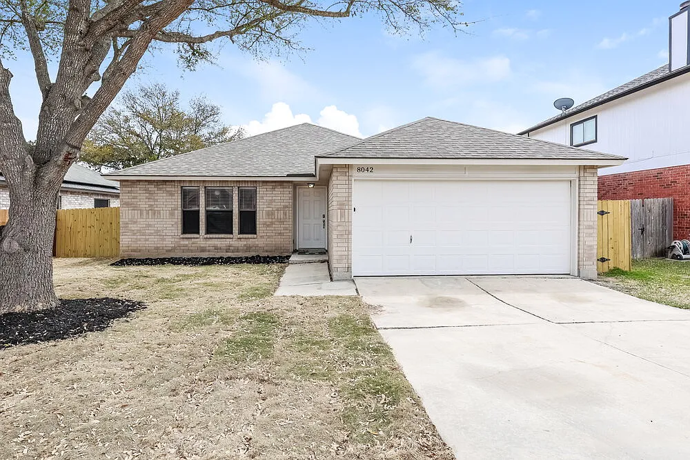 3 bed, 2.0 bath, 1640 sqft, $1,735 — Photo 1