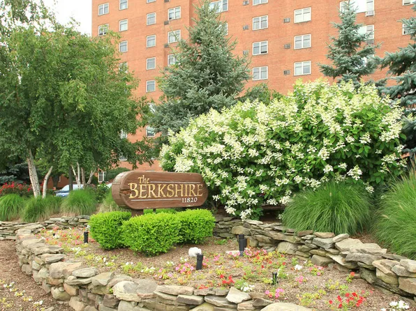 11819 Edgewater Dr #219, Lakewood, OH 44107