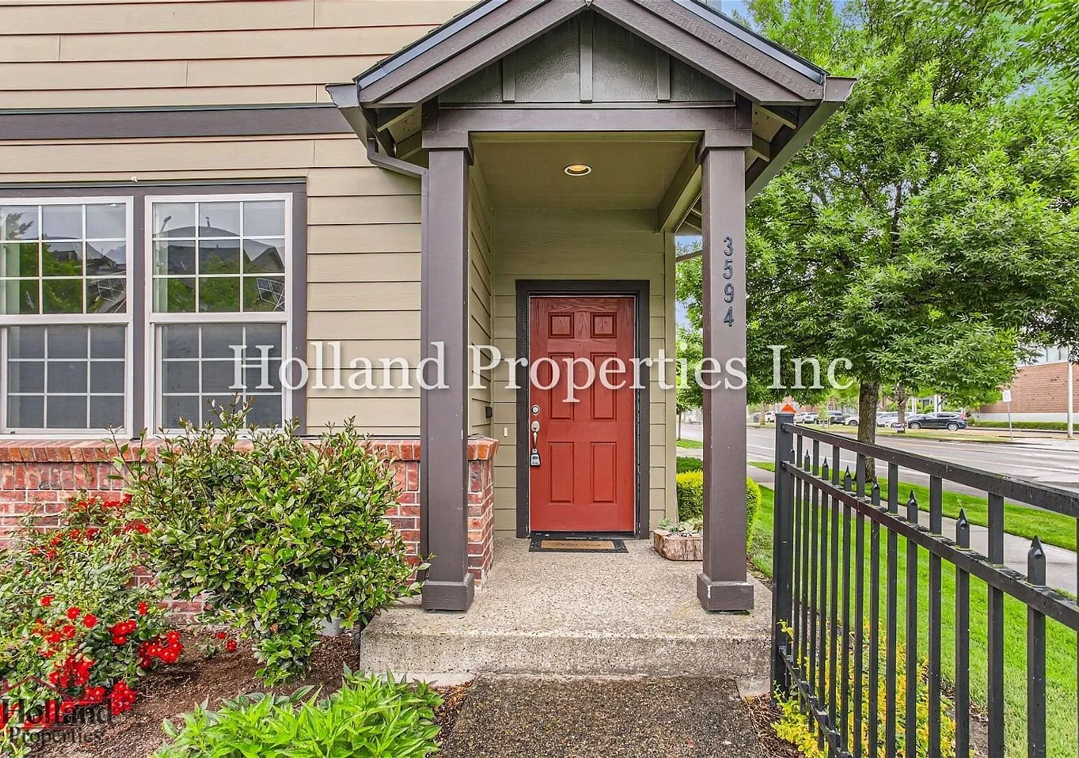 3-Level Corner Lot Townhouse in Hillsboro - Free Rent 1 Month! — Photo 3