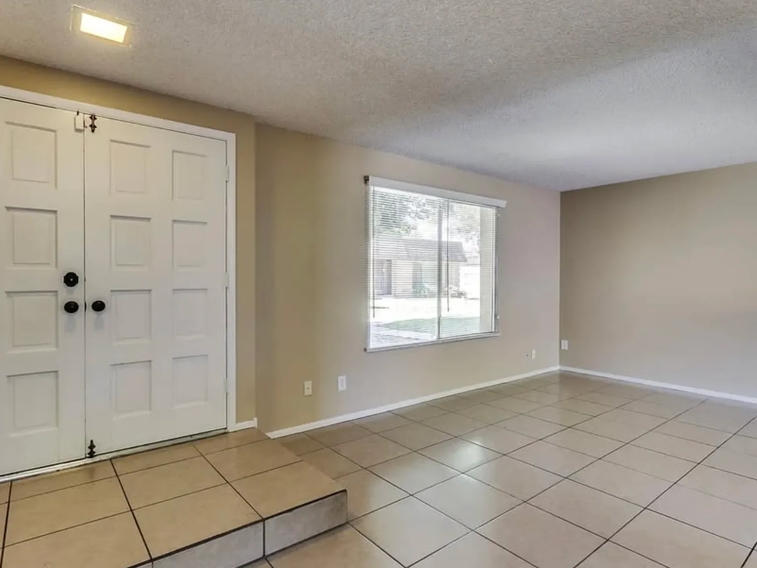 3 bed, 2.5 bath, 1656 sqft, $1,995 — Photo 2