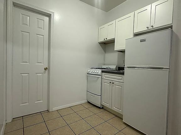 4th image of 412 W 56th St #7RE