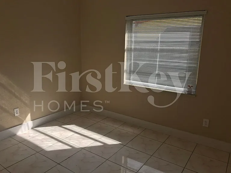 17470 NE 19th Ave — Photo 11