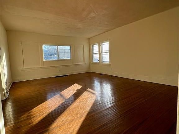 4th image of 544 Highgate Ave