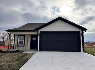1403 NE White Oaks Ln, Oak Grove, MO 64075